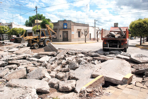 Arreglos en calle Rivadavia y Mathéu